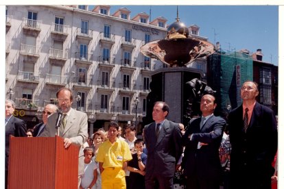 Inauguración de la remodelación de la plaza Fuente Dorada, y la urbanización de las calles Ferrari, Lencería y Matías Sangrador en 1998