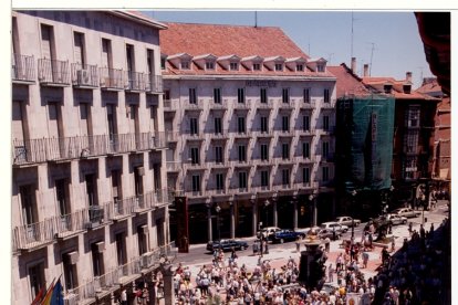 Inauguración de la remodelación de la plaza Fuente Dorada, y la urbanización de las calles Ferrari, Lencería y Matías Sangrador