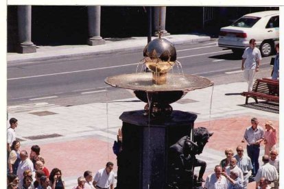 Inauguración de la remodelación de la plaza Fuente Dorada, y la urbanización de las calles Ferrari, Lencería y Matías Sangrador