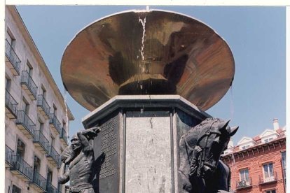 Imagen de la plaza Fuente Dorada y su entorno, dos meses después de su inauguración en 1998