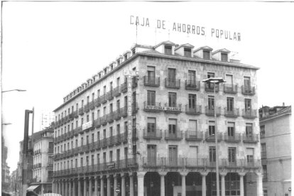 Edificio de la caja de ahorros popular