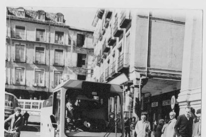 Vehículo municipal de limpieza de aceras, limpiando la zona de Fuente Dorada