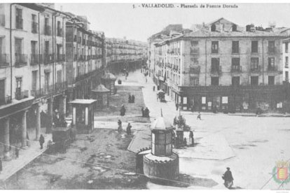 Postal antigua de la plaza de Fuente Dorada con tránsito peatonal