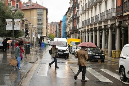 Viandantes paseando por la plaza de Fuente Dorada en la actualidad.
