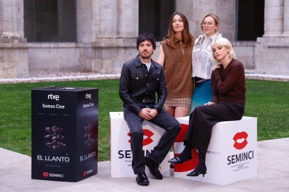 El cineasta vallisoletano Pedro Martín-Calero junto a las actrices Mathilde Ollivier, Ester Expósito y Malena Villa 