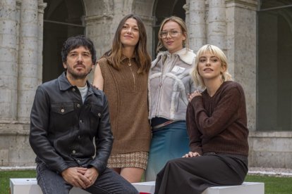 El vallisoletano Pedro Martín Calero, director de 'El Llanto', junto a las actrices protagonistas de su película, Ester Expósito, Mathilde Ollivier y Malena Villa.