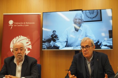 Óscar Castañeda y Samuel Puente con la imagen de pepe Moratinos detrás.