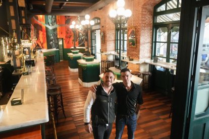Adrián Catalina con Pablo Riaño, parte del equipo del restaurante Los Ilustres en la calle Cascajares.