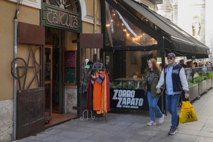 Bar restaurante Zorro Zapato en la calle Cascajares.