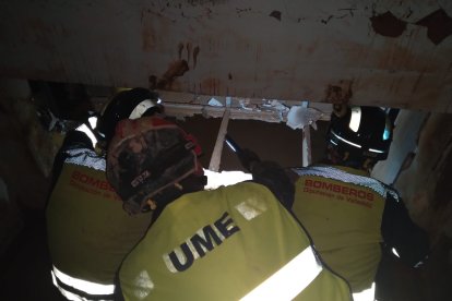 Bomberos de la Diputación de Valladolid y militares de la UME revisan el centro comercial Bonaire tras el paso de la DANA