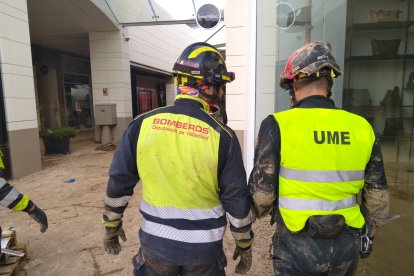 Bomberos de la Diputación de Valladolid y militares de la UME revisan el centro comercial Bonaire tras el paso de la DANA
