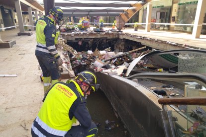 Bomberos de la Diputación de Valladolid y militares de la UME revisan el centro comercial Bonaire tras el paso de la DANA