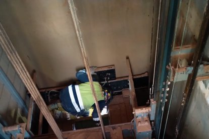 Bomberos de la Diputación de Valladolid y militares de la UME revisan el centro comercial Bonaire tras el paso de la DANA