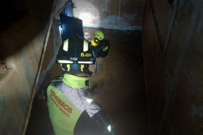 Bomberos de la Diputación de Valladolid y militares de la UME revisan el centro comercial Bonaire tras el paso de la DANA