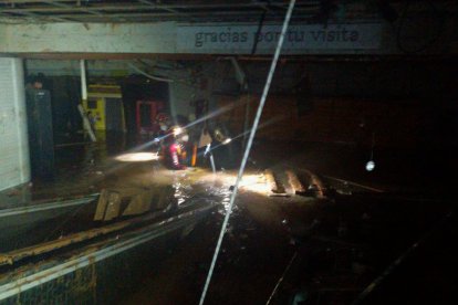 Bomberos de la Diputación de Valladolid y militares de la UME revisan el centro comercial Bonaire tras el paso de la DANA