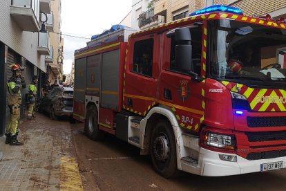 Fotos de los bomberos del Ayuntamiento achican agua en Aldaia.