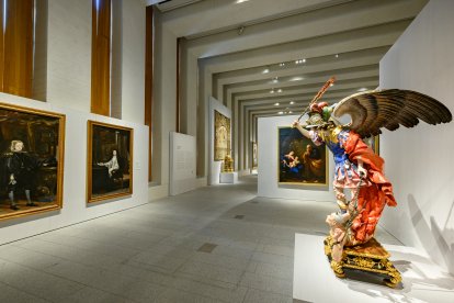 El arcángel san Miguel venciendo al demonio. Luisa Roldán, 1692.