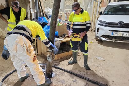 El camión de Aquavall del Ayuntamiento de Valladolid en tareas de limpieza del alcantarillado y desatranque en Aldaia