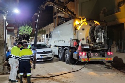 El camión de Aquavall del Ayuntamiento de Valladolid en tareas de limpieza del alcantarillado y desatranque en Aldaia