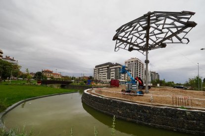 Montaje de la geoda en la plaza León de la Riva hace un mes