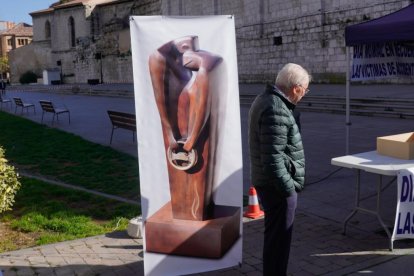 Roll up de la estatua en recuerdo de las víctimas de accidentes de tráfico.