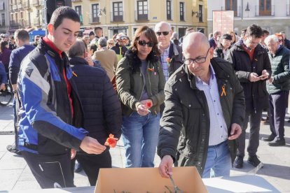 En primer plano, el concejal socialista Luis Vélez durante el acto por el Día Mundial en Recuerdo de las Víctimas de Accidentes de Tráfico.