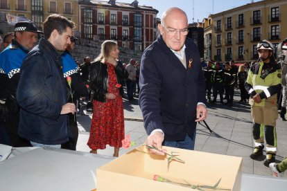 El alcalde, Jesús Julio Carnero, asiste a la conmemoración del día de las víctimas de tráfico