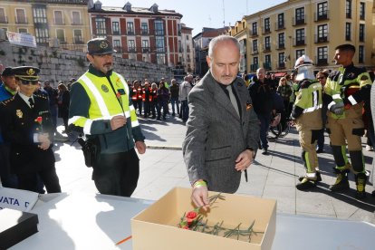 El concejal de Seguridad Ciudadana y Salud Pública, Alberto Cuadrado, asiste a la conmemoración del día de las víctimas de tráfico