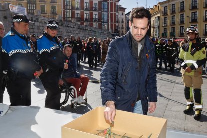 El concejal de Personas Mayores, Familia y Servicios Sociales, Rodrigo Nieto, asiste a la conmemoración del día de las víctimas de tráfico