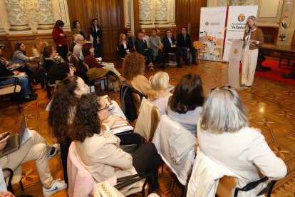 Irene Carvajal, teniente de alcalde del Ayuntamiento de Valladolid, durante la presentación del Día Mundial de la Infancia.