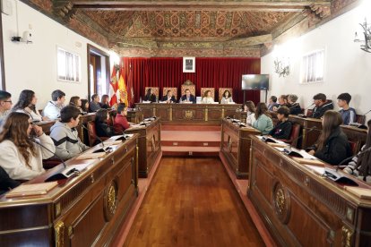 El presidente de la Diputación de Valladolid, Conrado Íscar, durante la celebración de un Pleno Infantil al que asisten 50 alumnos de del IES Jorge Guillén de Villalón.
