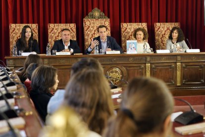 El presidente de la Diputación de Valladolid, Conrado Íscar, durante la celebración de un Pleno Infantil al que asisten 50 alumnos de del IES Jorge Guillén de Villalón.