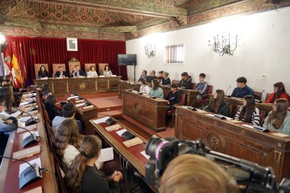 El presidente de la Diputación de Valladolid, Conrado Íscar, durante la celebración de un Pleno Infantil al que asisten 50 alumnos de del IES Jorge Guillén de Villalón.
