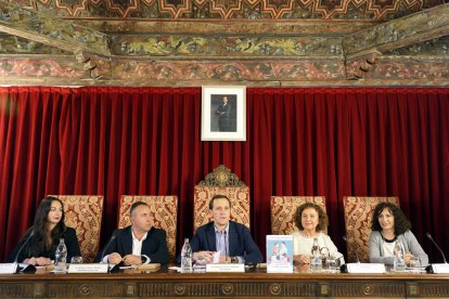 El presidente de la Diputación de Valladolid, Conrado Íscar, durante la celebración de un Pleno Infantil al que asisten 50 alumnos de del IES Jorge Guillén de Villalón.