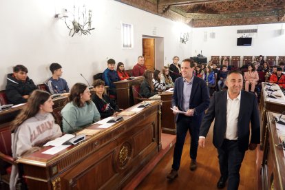 El presidente de la Diputación de Valladolid, Conrado Íscar, durante la celebración de un Pleno Infantil al que asisten 50 alumnos de del IES Jorge Guillén de Villalón.