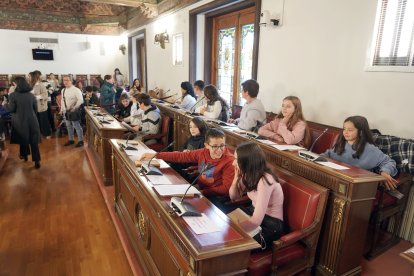 El presidente de la Diputación de Valladolid, Conrado Íscar, durante la celebración de un Pleno Infantil al que asisten 50 alumnos de del IES Jorge Guillén de Villalón.
