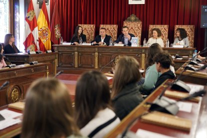 El presidente de la Diputación de Valladolid, Conrado Íscar, durante la celebración de un Pleno Infantil al que asisten 50 alumnos de del IES Jorge Guillén de Villalón.