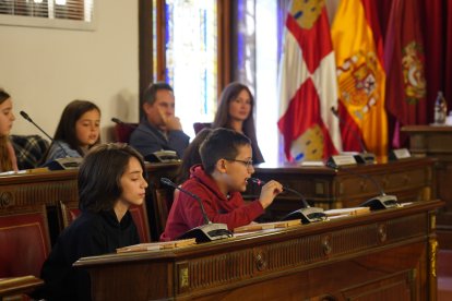 Niños participantes en el pleno de la Diputación de Valladolid.