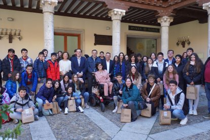 Foto de familia de los participantes en el Pleno Infantil de la Diputación.
