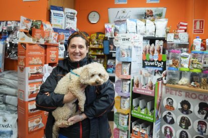 Mar Jiménez, duña de la tienda de mascotas CANUBER en la calle Coso