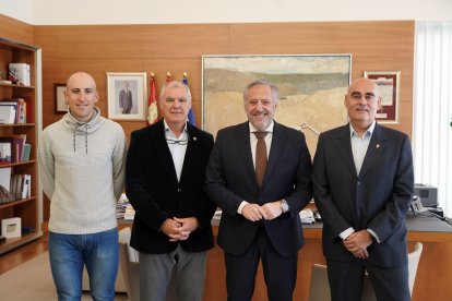 Carlos Pollán, recibe a Juan Carlos Pastor, Noel Martín y Narciso Suárez para hacerles entrega de la insignia conmemorativa con motivo de la Medalla de Oro de las Cortes