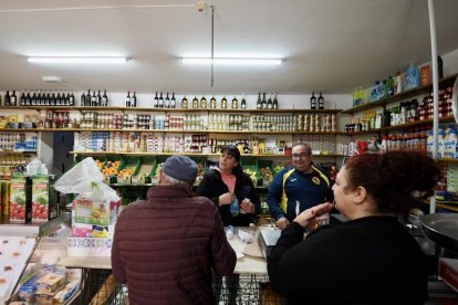 Tienda de alimentación en la calle de los Monegros en el barrio España de Valladolid