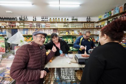 Tienda de alimentación en la calle de los Monegros en el barrio España de Valladolid