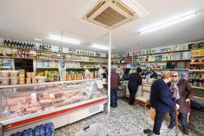 Tienda de alimentación en la calle de los Monegros en el barrio España de Valladolid