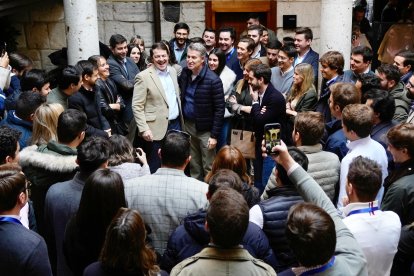 Feijóo y Mañueco se reúnen con jóvenes alcaldes y concejales en Valladolid.