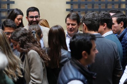 Feijóo y Mañueco se reúnen con jóvenes alcaldes y concejales en Valladolid.