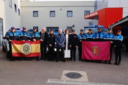 El alcalde de Valladolid, Jesús Julio Carnero, la superintendente Julia González, el concejal de de Salud Publica y Seguridad Ciudadana, Alberto Cuadrado y la concejala de Participación Ciudadana y Deportes, Mayte Martínez, flanqueados por los ocho agentes.