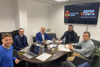 Un momento de la reunión de trabajo en la sede de la Territorial de Esgrima en Valladolid.