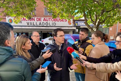 Pedro Herrero, portavoz del grupo municipal socialista, comparece ante los medios en la estación de autobuses.