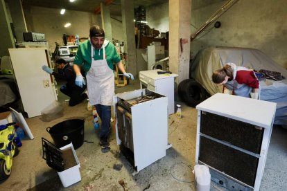 Jacob, Sofía y Javier, voluntarios que están limpiando electrodomésticos para llevarlos a Valencia y donarlos a gente